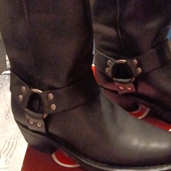 Boots - Picture 3 of 8